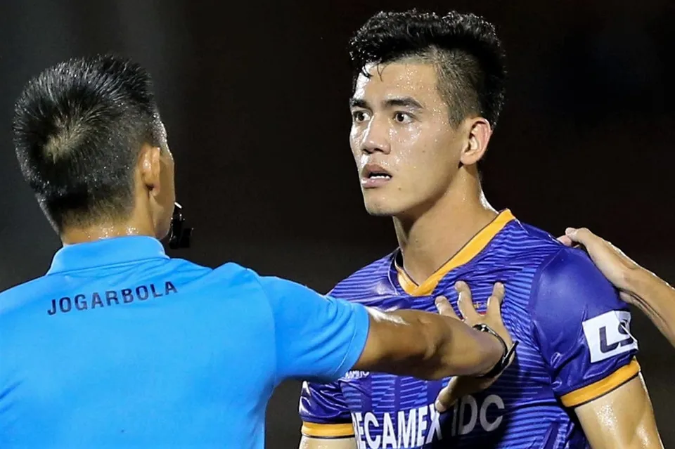 tung-la-vua-pha-luoi-tien-linh-lo-tay-khi-nga-vo-kiem-penalty-nhung-bi-trong-tai-xu-phat-1