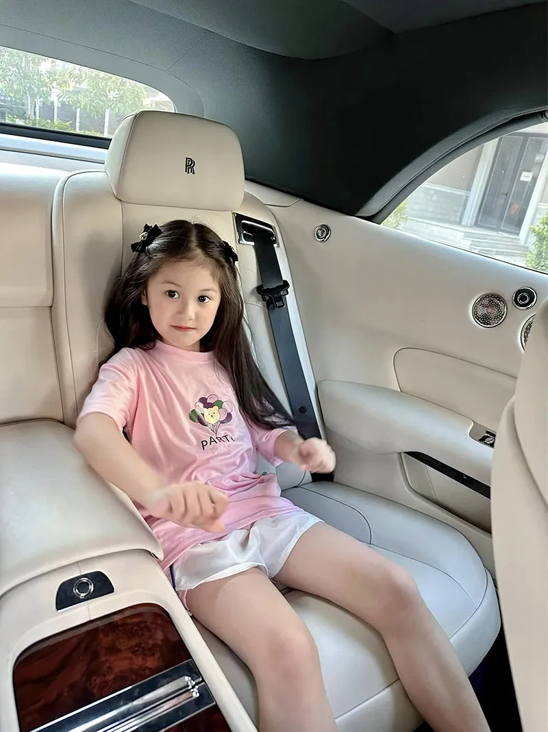 con-gai-cung-len-lop-2-vo-chong-doan-di-bang-tang-xe-mui-tran-lam-qua-1