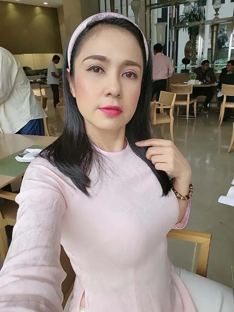 viet-trinh-khoe-nhan-cuoi-hoanh-trang-len-tieng-ve-tin-don-cau-hon-tuoi-u60-1