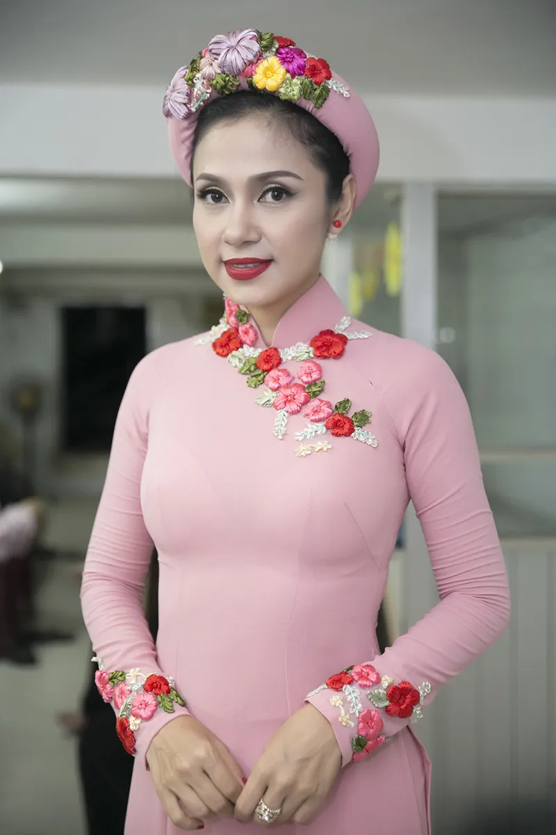 viet-trinh-khoe-nhan-cuoi-hoanh-trang-len-tieng-ve-tin-don-cau-hon-tuoi-u60-5