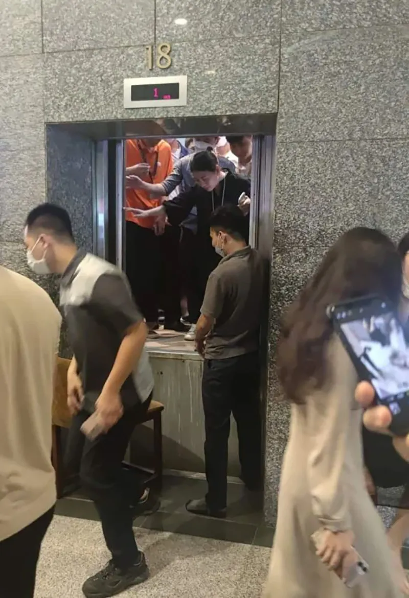 quy-tac-song-con-khi-gap-su-co-thang-may-lam-gi-khi-thang-may-cup-dien-1