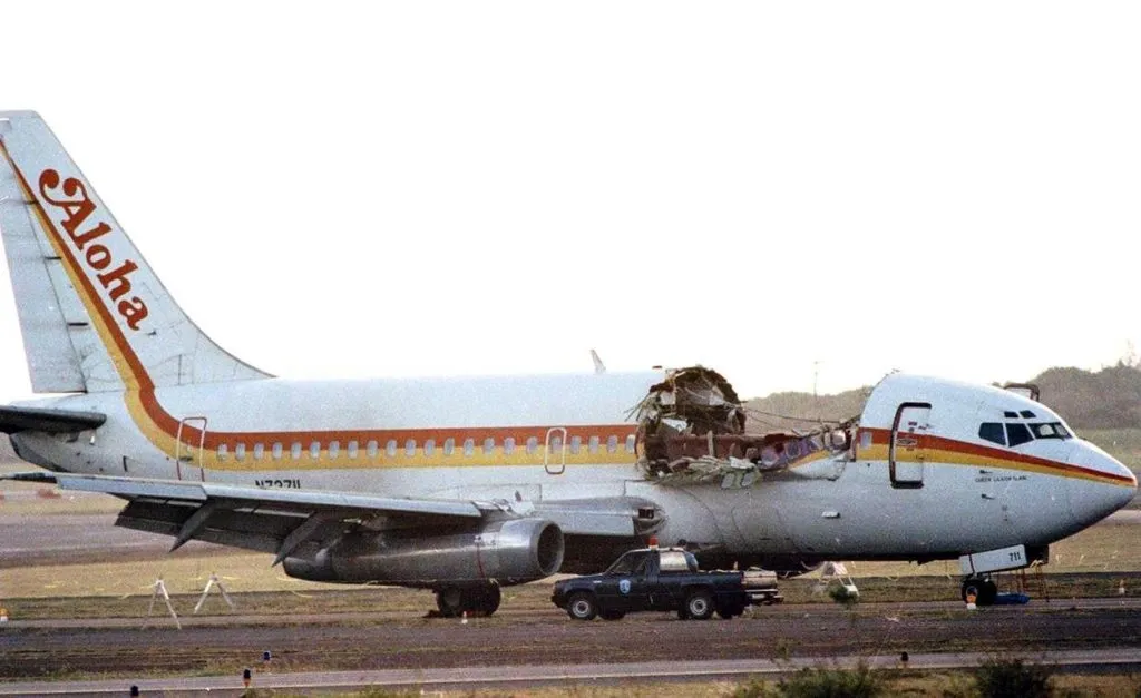 doc-la-may-bay-trung-quoc-dang-bay-bi-bung-noc-1-tiep-vien-bien-mat-con-khach-thi-sao-5