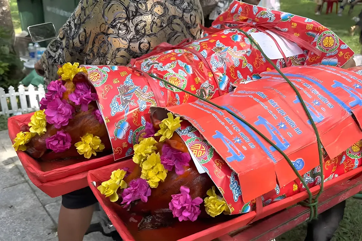 le-100-ngay-cua-vu-linh-hang-ngan-nguoi-mang-heo-quay-tranh-dat-vang-vay-kin-mo-1