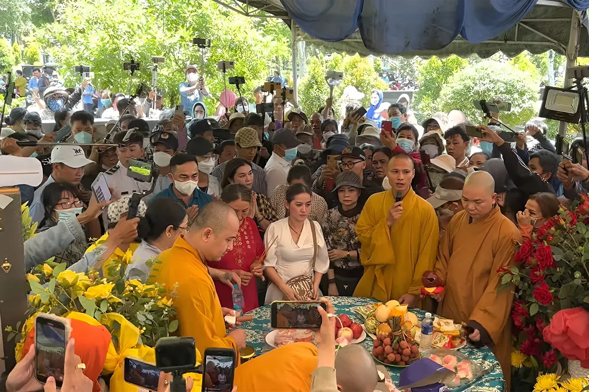 le-100-ngay-cua-vu-linh-hang-ngan-nguoi-mang-heo-quay-tranh-dat-vang-vay-kin-mo-4