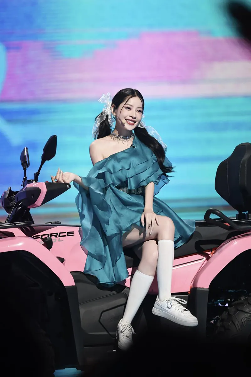 vi-sao-chi-pu-duoc-netizen-trung-khen-hat-hay-nhay-dep-ma-doi-lai-dung-gan-chot-bang-1