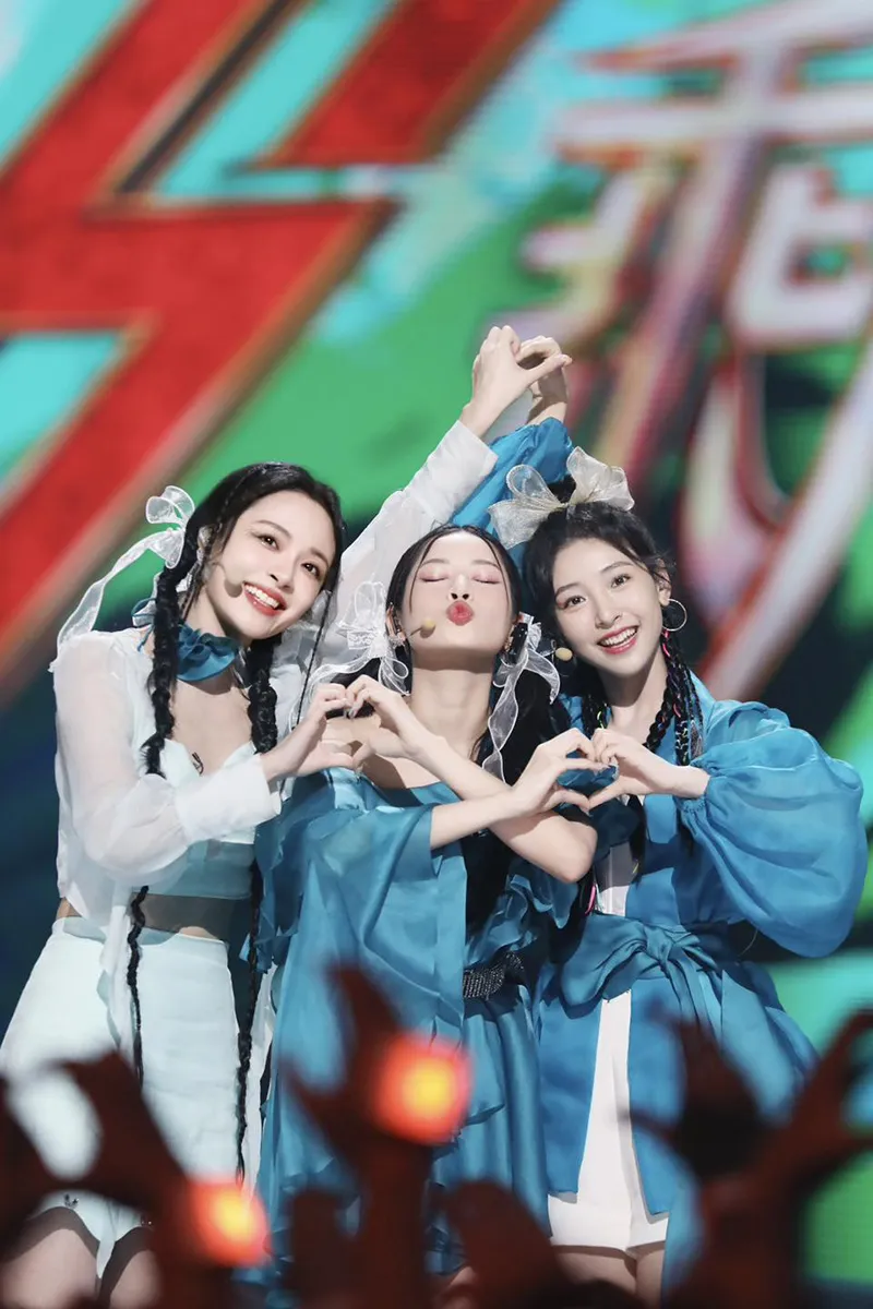 vi-sao-chi-pu-duoc-netizen-trung-khen-hat-hay-nhay-dep-ma-doi-lai-dung-gan-chot-bang-3