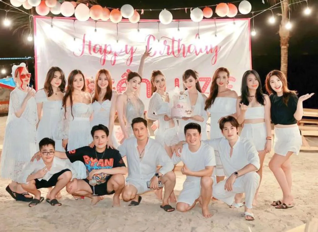 dinh-tu-dang-dan-chuc-sinh-nhat-huyen-lizzie-duoc-nguoi-yeu-tin-don-ngo-loi-thuong-10