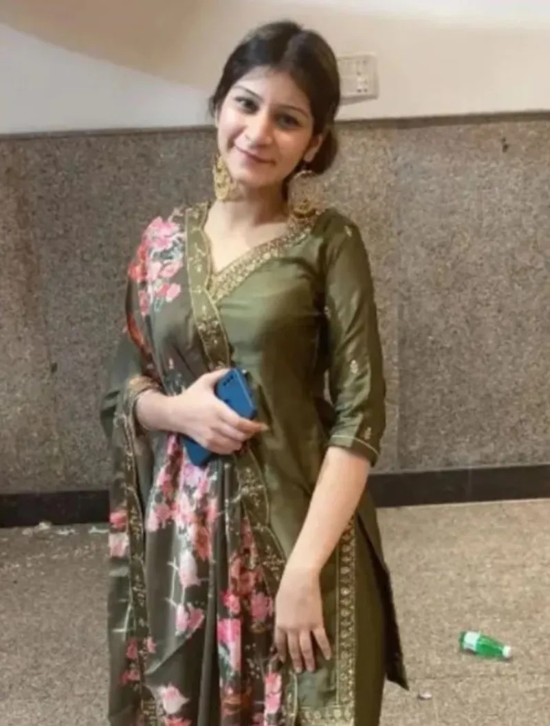 nu-nguoi-mau-24-tuoi-dang-catwalk-thi-gap-su-co-bat-ngo-voi-khung-sat-ra-di-mai-mai-3