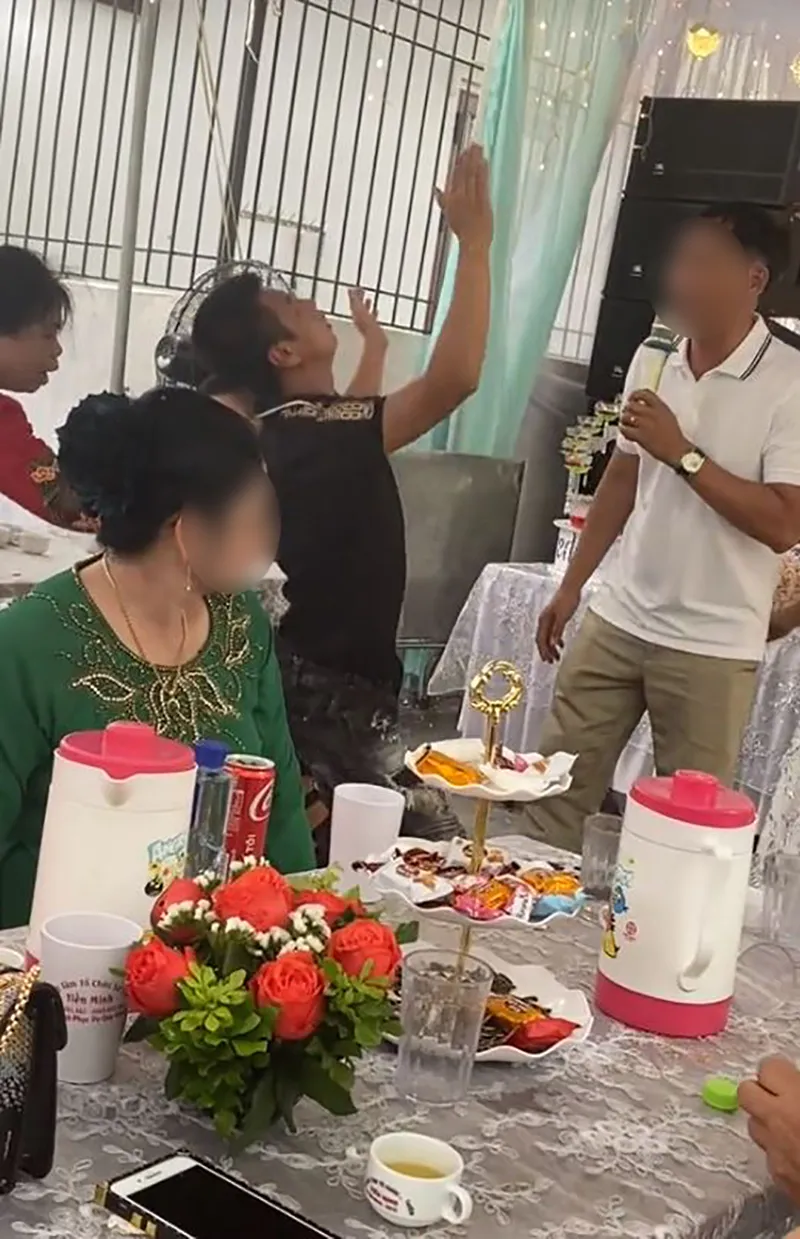 doc-la-thanh-nien-di-dam-cuoi-o-thai-binh-nhay-cuc-sung-nhay-uon-eo-den-yoga-cung-chao-thua-2