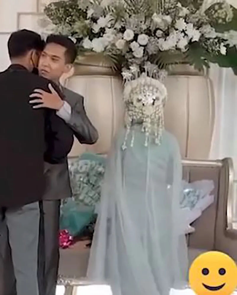 co-dau-nghen-ngao-om-chat-ban-trai-cu-trong-dam-cuoi-thai-do-cua-chu-re-the-nao-4