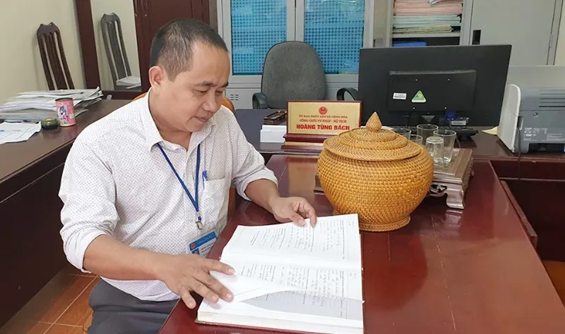 bi-an-ngoi-lang-con-gai-khong-theo-ho-cha-chinh-quyen-dau-dau-nhung-kho-sua-1
