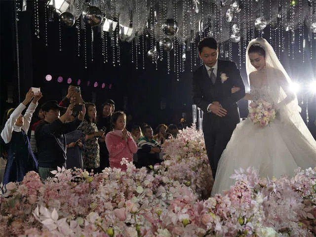 dang-dam-cuoi-vui-ve-chu-re-lan-dung-ra-dat-co-dau-hoa-goa-phu-chi-sau-10-phut-2