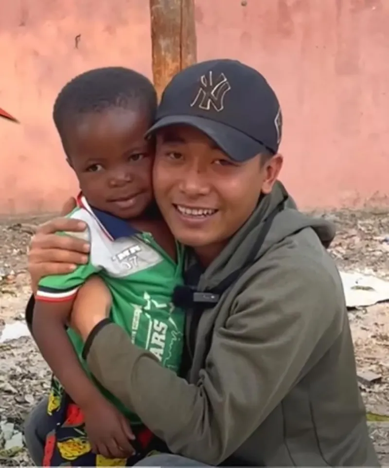 quang-linh-vlog-tiet-lo-1-thanh-vien-trong-team-chau-phi-bi-benh-nang-phai-ve-viet-nam-gap-1