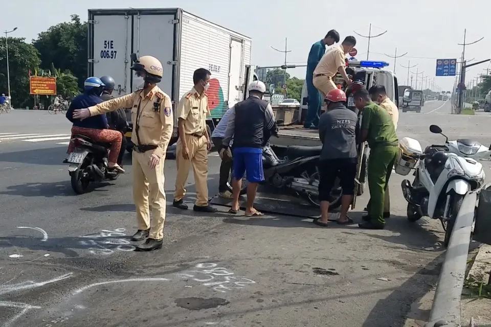 dang-dung-den-do-thi-nghe-tieng-ram-xe-bon-nhao-toi-lua-hang-loat-xe-may-1