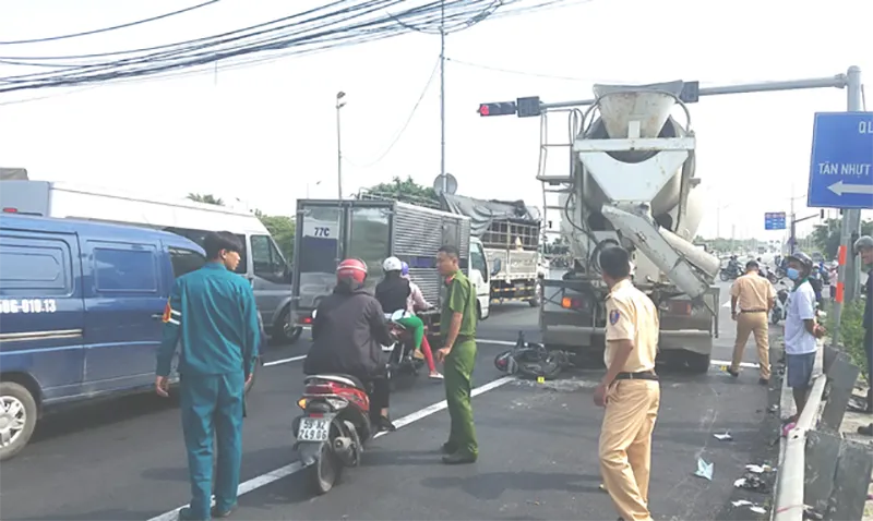 dang-dung-den-do-thi-nghe-tieng-ram-xe-bon-nhao-toi-lua-hang-loat-xe-may-3