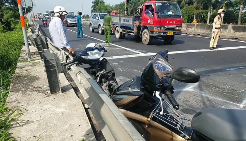 dang-dung-den-do-thi-nghe-tieng-ram-xe-bon-nhao-toi-lua-hang-loat-xe-may-4