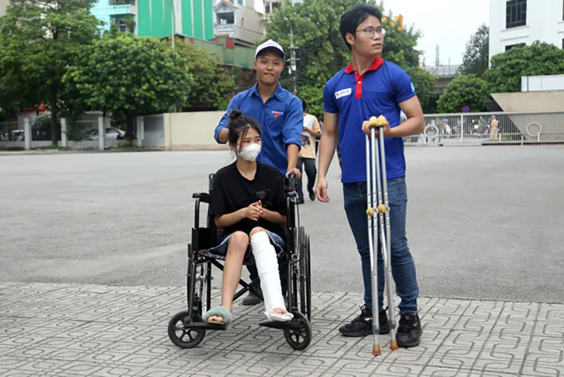 truoc-gio-thi-tot-nghiep-thpt-2023-nu-sinh-o-ha-noi-bi-thuong-o-chan-den-truong-thi-thi-mat-cccd-1