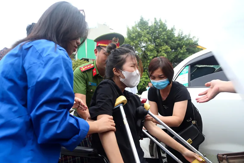 truoc-gio-thi-tot-nghiep-thpt-2023-nu-sinh-o-ha-noi-bi-thuong-o-chan-den-truong-thi-thi-mat-cccd-2