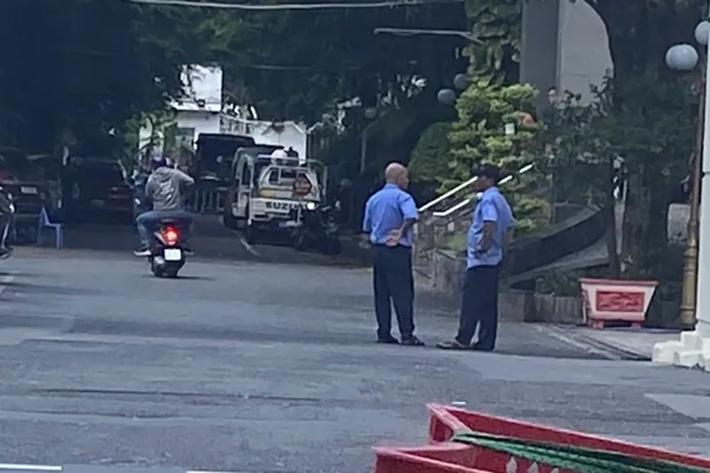 nghe-tieng-dong-la-tren-mai-ton-sau-nhieu-ngay-mua-to-len-kiem-tra-thay-canh-tuong-kinh-hoang-2.joeg