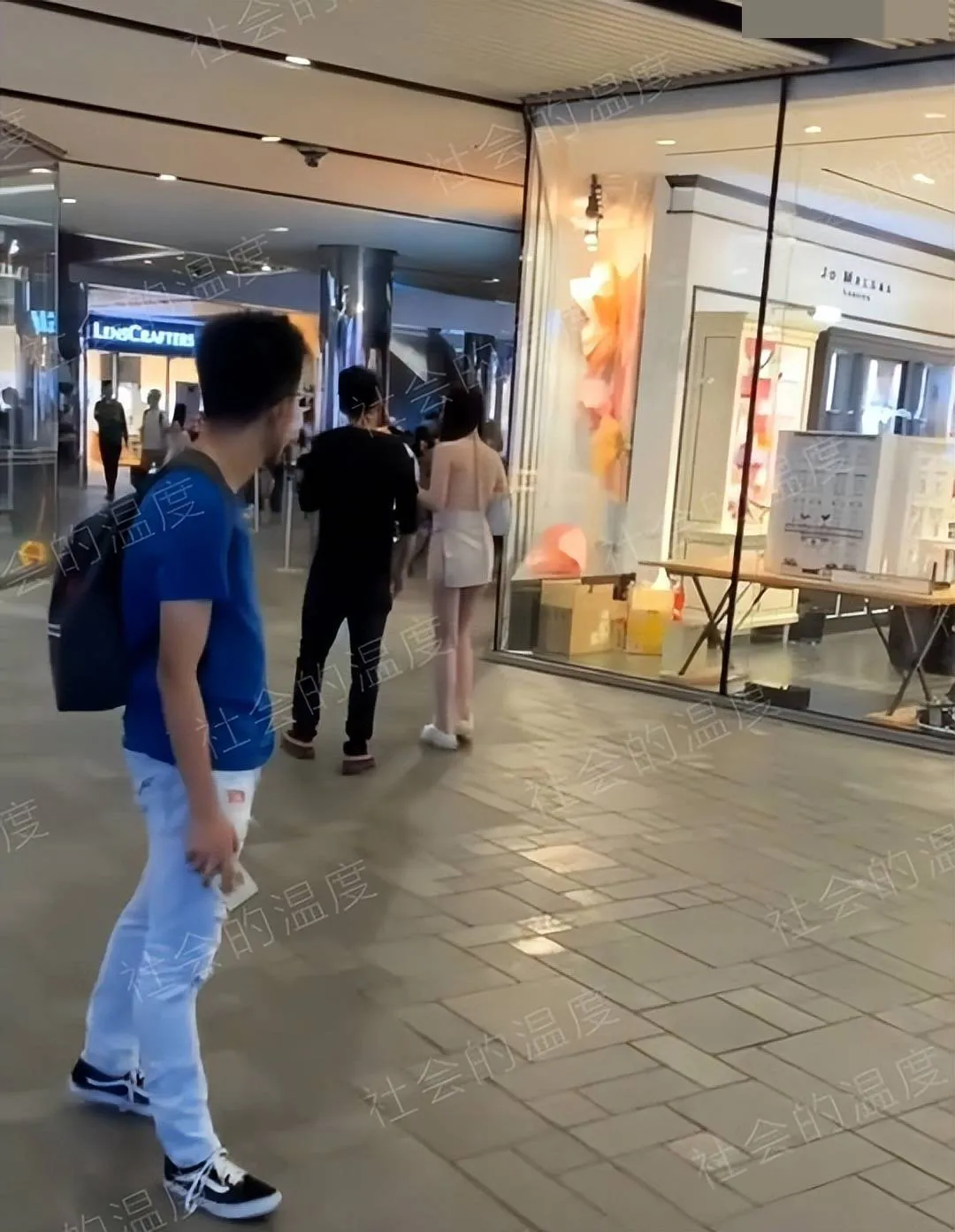 su-that-chiec-vay-xe-cao-den-eo-cua-co-gai-di-cung-ban-trai-den-tttm-co-gi-ai-cung-ngoai-nhin-4