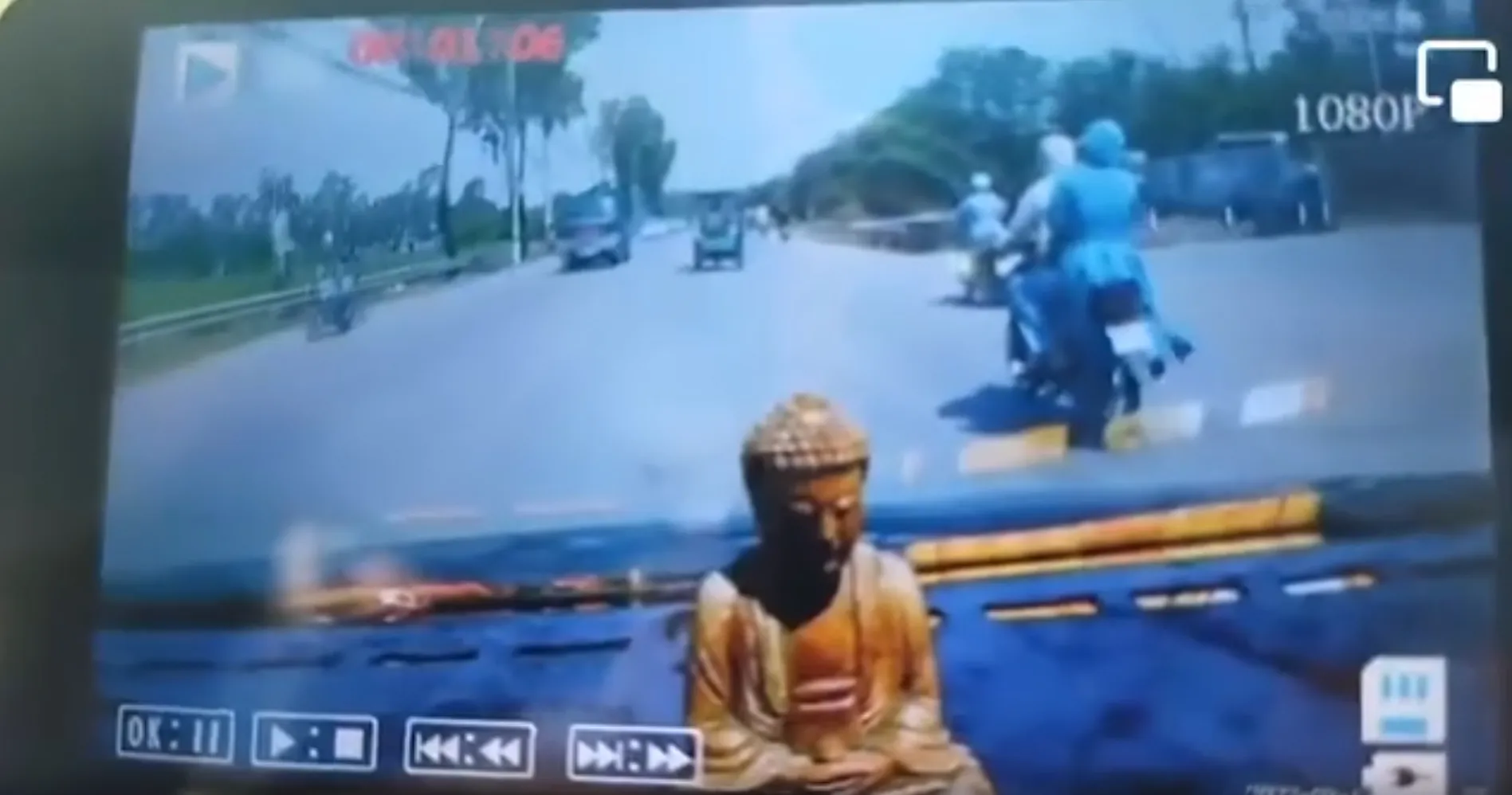 nguoi-phu-nu-ngoi-sau-xe-may-bi-ao-chong-nang-quat-ra-duong-canh-bao-hiem-hoa-tu-1-thu-vo-hai-1