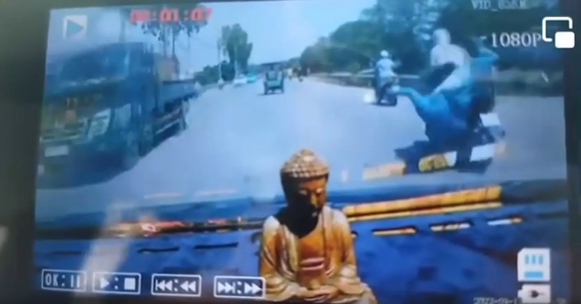 nguoi-phu-nu-ngoi-sau-xe-may-bi-ao-chong-nang-quat-ra-duong-canh-bao-hiem-hoa-tu-1-thu-vo-hai-2