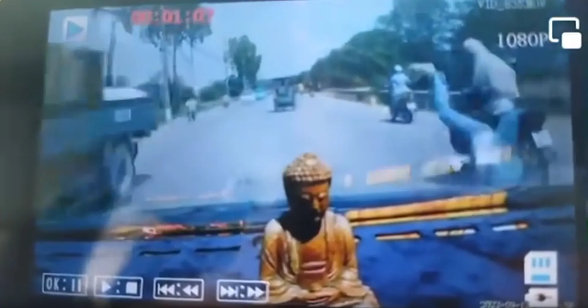 nguoi-phu-nu-ngoi-sau-xe-may-bi-ao-chong-nang-quat-ra-duong-canh-bao-hiem-hoa-tu-1-thu-vo-hai-3