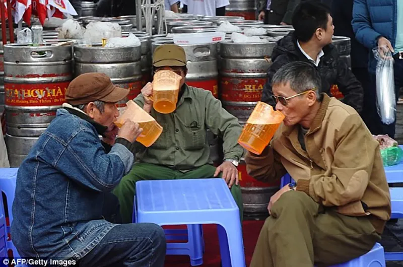 2-loai-do-uong-who-canh-cao-nguy-co-ung-thu-deu-la-mon-khoai-khau-cua-nguoi-viet-2