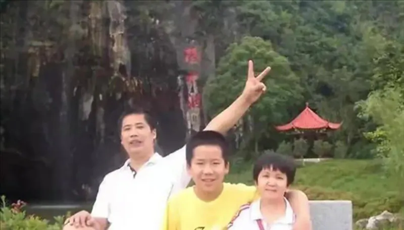 danh-tinh-nguoi-me-cao-1m18-sinh-con-trai-con-1m80-con-vao-dai-hoc-do-thac-si-khi-moi-19-tuoi-3