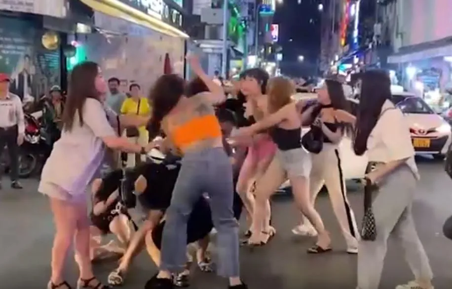 ro-clip-hang-chuc-thanh-nien-nam-nu-hon-chien-o-pho-tay-bui-vien-cong-an-vao-cuoc-xac-minh-1