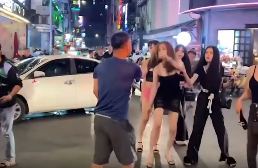 ro-clip-hang-chuc-thanh-nien-nam-nu-hon-chien-o-pho-tay-bui-vien-cong-an-vao-cuoc-xac-minh-2