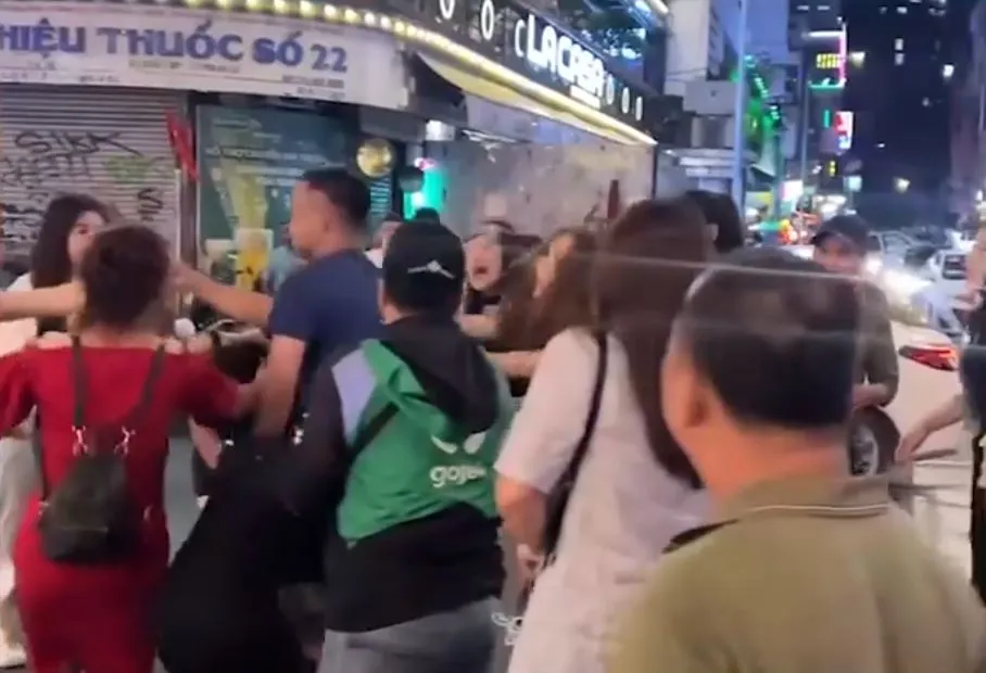 ro-clip-hang-chuc-thanh-nien-nam-nu-hon-chien-o-pho-tay-bui-vien-cong-an-vao-cuoc-xac-minh-4