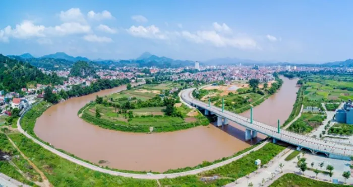 viet-nam-co-mot-dong-song-duy-nhat-chay-nguoc-thay-vi-do-ra-bien-dong-thi-chay-sang-trung-quoc-1