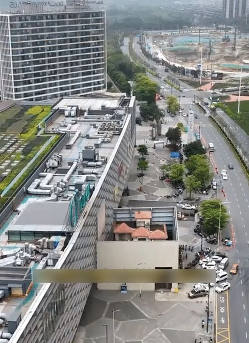 bi-an-can-nha-nam-giua-trung-tam-thuong-mai-nhieu-nam-tha-chiu-canh-ngot-ngat-chu-quyet-khong-di-doi-1