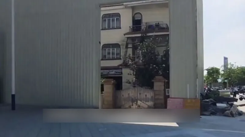 bi-an-can-nha-nam-giua-trung-tam-thuong-mai-nhieu-nam-tha-chiu-canh-ngot-ngat-chu-quyet-khong-di-doi-4