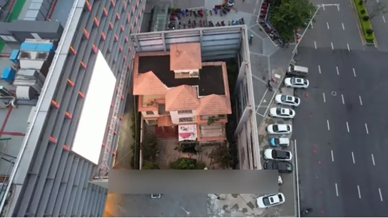 bi-an-can-nha-nam-giua-trung-tam-thuong-mai-nhieu-nam-tha-chiu-canh-ngot-ngat-chu-quyet-khong-di-doi-6