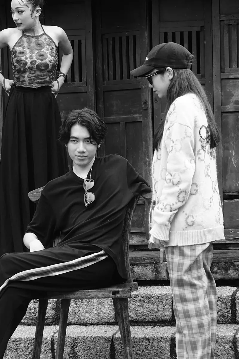 KHANH va ban gai (1)