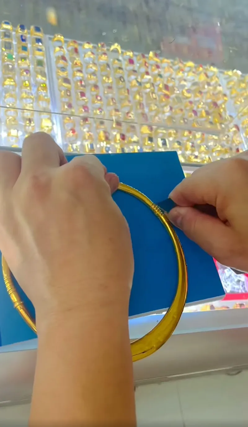 su-that-dang-sau-nhung-chiec-kieng-co-cuoi-cua-co-dau-hoa-ra-truoc-gio-deu-nghi-sai-2