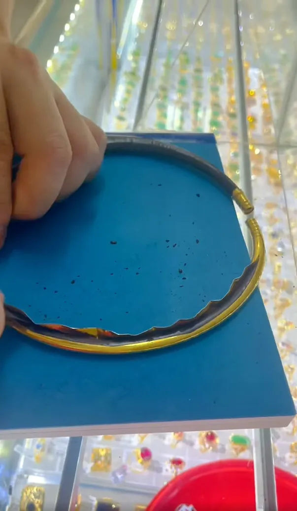 su-that-dang-sau-nhung-chiec-kieng-co-cuoi-cua-co-dau-hoa-ra-truoc-gio-deu-nghi-sai-5