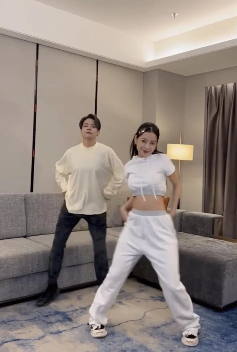 thuc-hu-man-khoa-moi-nong-chay-cua-chi-pu-va-amber-tren-san-khau-10