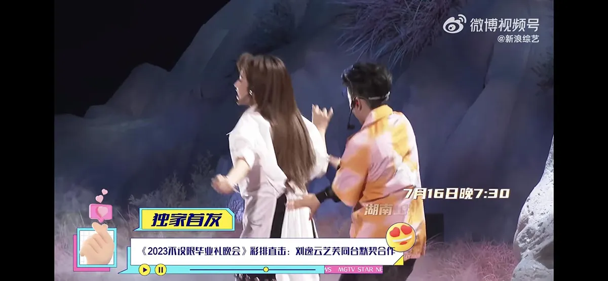 thuc-hu-man-khoa-moi-nong-chay-cua-chi-pu-va-amber-tren-san-khau-11