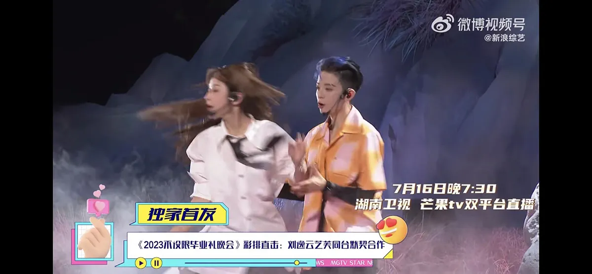 thuc-hu-man-khoa-moi-nong-chay-cua-chi-pu-va-amber-tren-san-khau-12