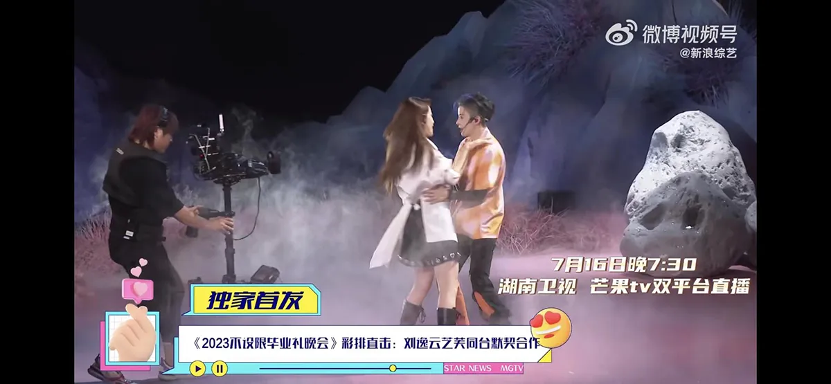 thuc-hu-man-khoa-moi-nong-chay-cua-chi-pu-va-amber-tren-san-khau-13