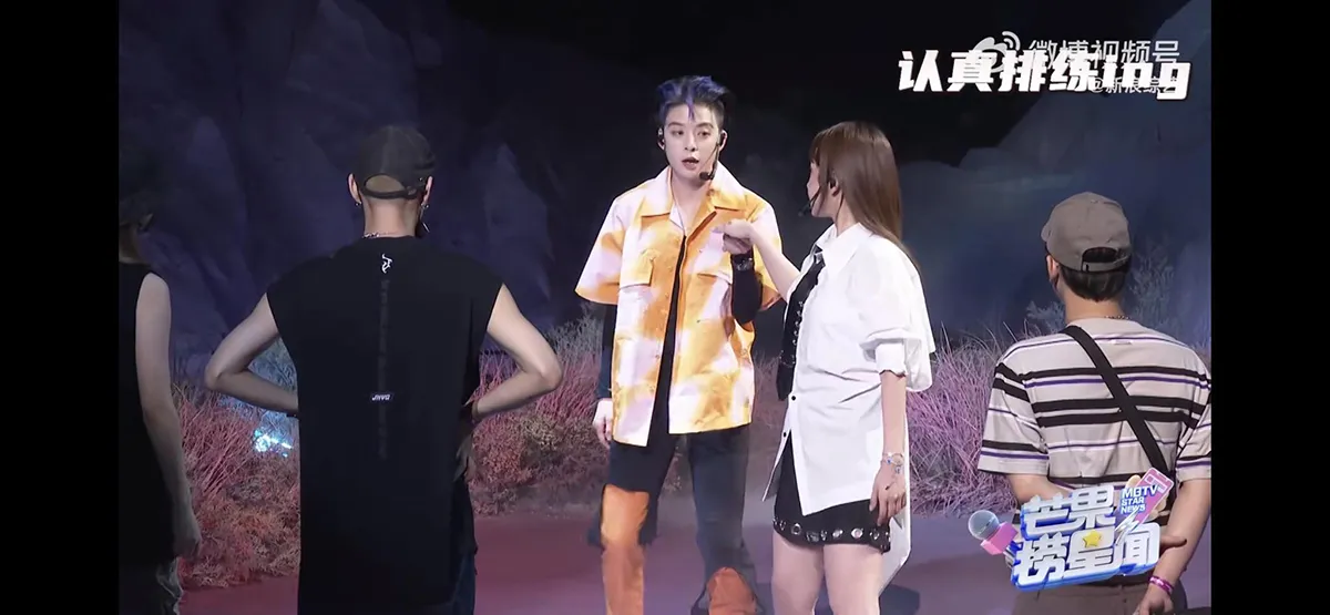 thuc-hu-man-khoa-moi-nong-chay-cua-chi-pu-va-amber-tren-san-khau-6