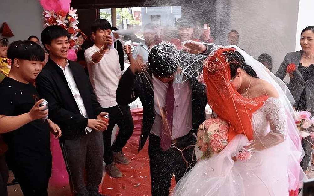 dam-cuoi-bong-hoa-tang-su-chi-vi-mot-hu-tuc-hoang-duong-chu-re-24-tuoi-phai-tra-gia-dat-2