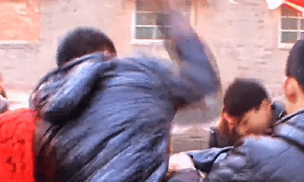 dam-cuoi-bong-hoa-tang-su-chi-vi-mot-hu-tuc-hoang-duong-chu-re-24-tuoi-phai-tra-gia-dat-4