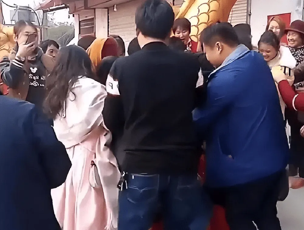 dam-cuoi-bong-hoa-tang-su-chi-vi-mot-hu-tuc-hoang-duong-chu-re-24-tuoi-phai-tra-gia-dat-5