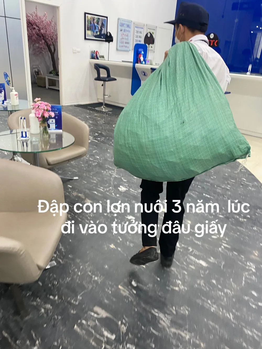 tiet-kiem-an-sang-3-nam-nguoi-dan-ong-vac-ca-bao-tien-le-den-ngan-hang-biet-duoc-so-tien-ai-cung-hoang-2