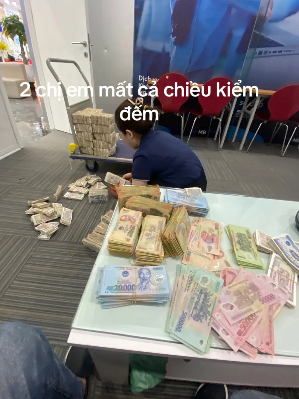 tiet-kiem-an-sang-3-nam-nguoi-dan-ong-vac-ca-bao-tien-le-den-ngan-hang-biet-duoc-so-tien-ai-cung-hoang-3