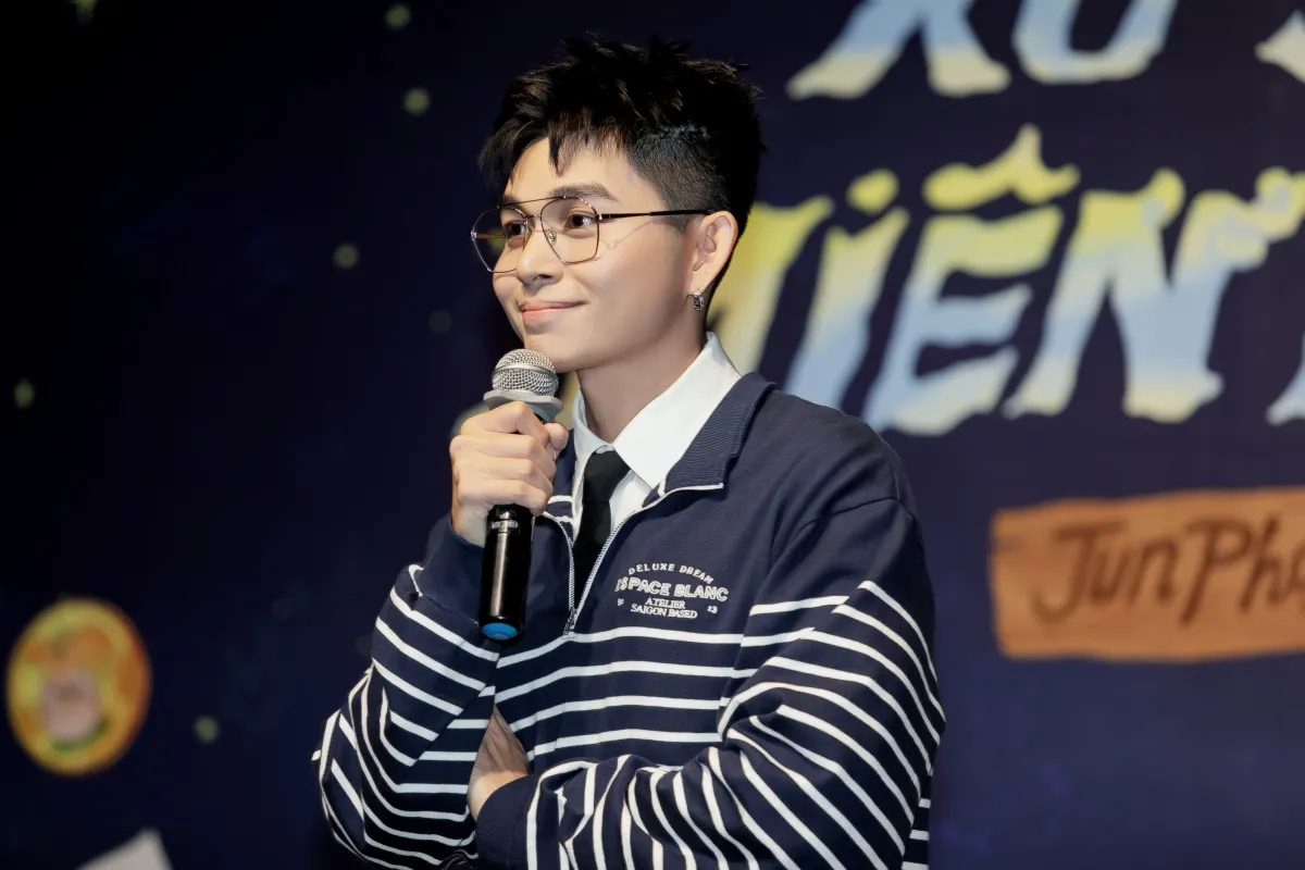 jun-pham-nhac-den-nguoi-bo-da-mat-trong-buoi-ra-mat-sach-du-sao-thi-toi-van-hanh-phuc-7